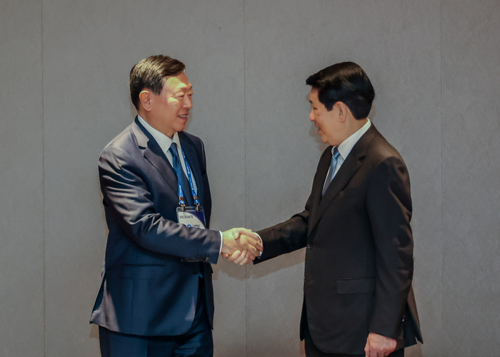 신동빈 롯데 회장(왼쪽)과 르엉 끄엉 베트남 국가주석