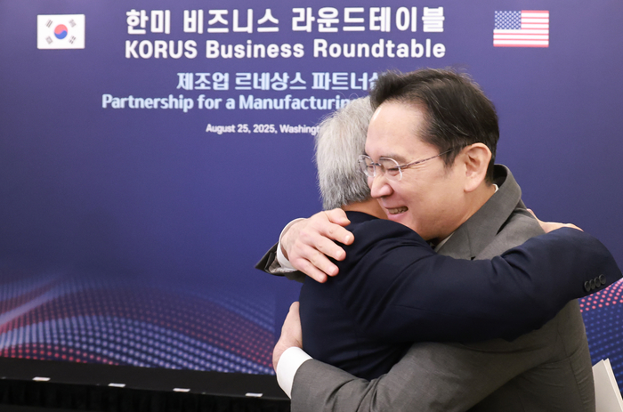 이재용 삼성전자 회장이 8월 25일(현지시간) 미국 워싱턴DC 윌라드 호텔에서 열린 한미 비즈니스 라운드 테이블 리셉션에 참석해 젠슨 황 엔비디아 최고경영자(CEO)와 포옹하고 있다. (사진=연합뉴스)