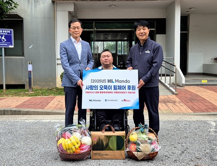 신성호 HL만도 상무(오른쪽)가 전북특별자치도 익산시 인근에 거주하는 수혜자 자택을 방문해 사랑의 오뚝이 휠체어를 기증했다.