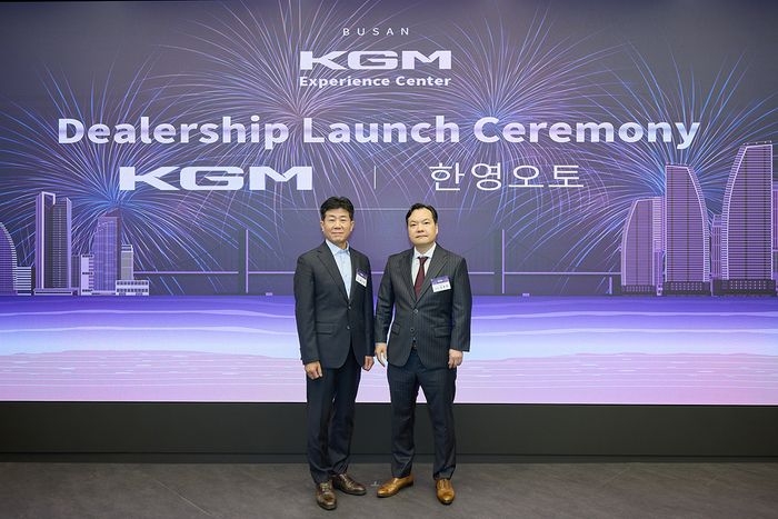 황기영 KG모빌리티 대표이사(왼쪽)와 김종헌 한영 오토 대표이사.