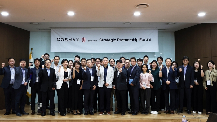 지난 9월 30일 경기도 성남시 코스맥스 사옥에서 열린 '2025 코스맥스 원료 협력사' 간담회에서 최경 코스맥스 대표(왼쪽에서 여덟번째)를 비롯한 주요 참석자들이 기념사진을 찍고 있다.