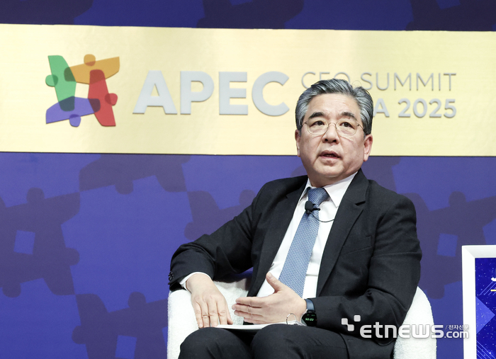 장재훈 현대차 부회장이 30일 경북 경주예술의전당에서 열린 아시아태평양경제협력체(APEC) 정상회의 최고경영자(CEO) 서밋(Summit)에서 '수소, 모빌리티를 넘어 모두를 위한 차세대 에너지로'를 주제로 토론하고 있다. 경주=이동근기자 foto@etnews.com