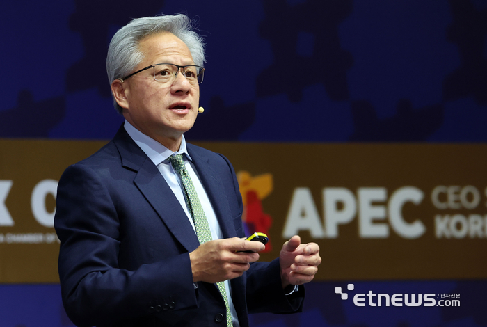 젠슨 황 엔비디아 CEO가 31일 오후 경북 경주예술의전당에서 열린 아시아태평양경제협력체(APEC) 최고경영자(CEO) 서밋(Summit)에서 연설하고 있다. 경주=이동근기자 foto@etnews.com