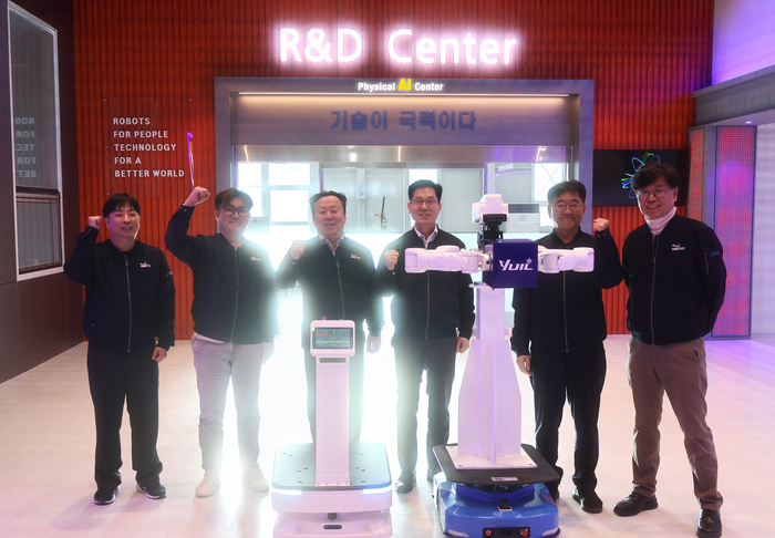 김동헌 유일로보틱스 대표(왼쪽에서 네번째)와 회사 관계자들이 피지컬 AI R&D센터 개소 기념 촬영을 하고 있다. (사진=유일로보틱스)
