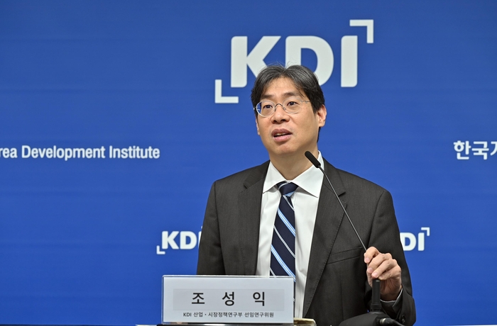 조성익 KDI 선임연구위원이 22일 정부세종청사에서 '온라인 플랫폼 거래상 지위 남용행위 규제 개선 방향' 보고서를 브리핑하고 있다.