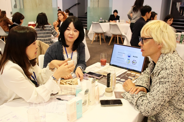 지난 5월 프랑스 파리에서 열린 브랜드 엑스포에서 국내 중소기업이 현지 유통기업과 상담하는 모습.