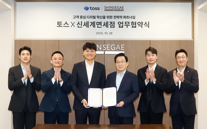 28일 신세계면세점이 면세 업계 최초로 모바일 금융 플랫폼 '토스(Toss)'와 고객 중심 디지털 혁신을 위한 전략적 업무협약을 체결했다. (왼쪽부터) 방승익 토스 매니저, 진필규 부문장, 이승건 대표, 이석구 신세계디에프 대표, 김현철 영업·마케팅 총괄, 곽종우 마케팅담당
