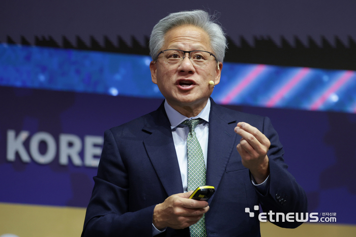 젠슨 황 엔비디아 최고경영자(CEO)가 31일 경북 경주시 경주예술의전당에서 열린 'APEC CEO 서밋' 마지막 특별 세션에서 연설하고 있다. 경주=이동근기자 foto@etnews.com