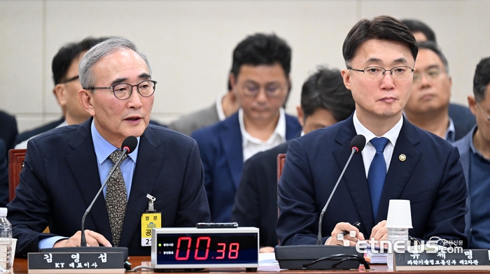 지난달 열린 국회 청문회에 출석한 김영섭 KT 대표(왼쪽)와 류제명 과학기술정보통신부 제2차관.
