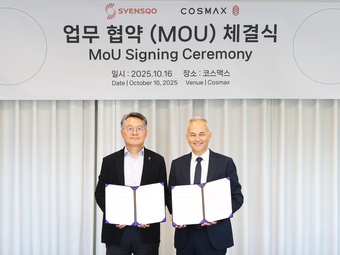 지난 16일 경기도 성남시 코스맥스 사옥에서 열린 협약식에서 최경 코스맥스 대표(왼쪽)와 장-기 르엘로코(Jean-Guy Le-Helloco) 사이언스코 화장품 사업본부 사장이 기념촬영을 하고 있다.
