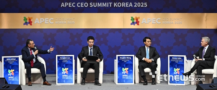 (왼쪽부터) 니틴 미탈 딜로이트 글로벌AI리더, 이홍락 LG AI연구원장, 왕양빈 보바일 CEO, 시몬 칸 구글 아태지역 최고마케팅책임자가 30일 경주 예술의전당에서 열린 APEC CEO 서밋에서  패널 토의를 하고 있다.  경주=이동근기자 foto@etnews.com