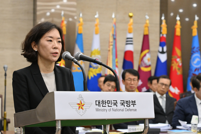 이재명 정부 첫 국정감사가 시작된 13일 서울 용산구 국방부 청사에서 열린 2025 국방부 국정감사에서 황성혜 구글코리아 부사장이 참고인으로 출석, 의원 질의에 답하고 있다. 〈자료 연합뉴스〉