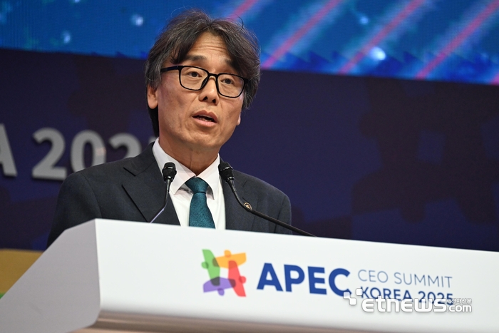 금한승 기후에너지환경부 1차관이 30일 경북 경주시 경주예술의전당에서 열린 아시아태평양경제협력체(APEC) 정상회의 최고 경영자(CEO) 서밋(Summit)에서 기조연설을 하고 있다. 경주=이동근기자 foto@etnews.com