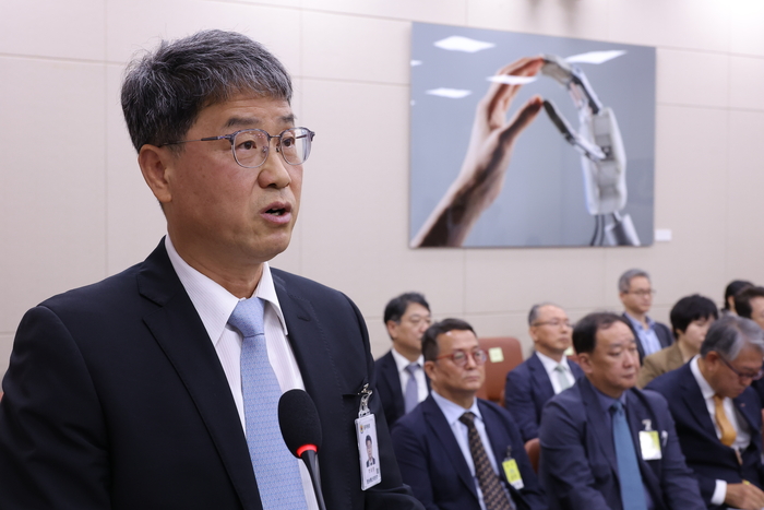 반상권 방송미디어통신위원회 위원장 직무대리를 비롯한 대상 기관 증인들이 14일 국회 과학기술정보방송통신위원회에서 열린 2025년도 국정감사에서 업무 현황보고에서 인사말을 하고 있다. (연합뉴스)