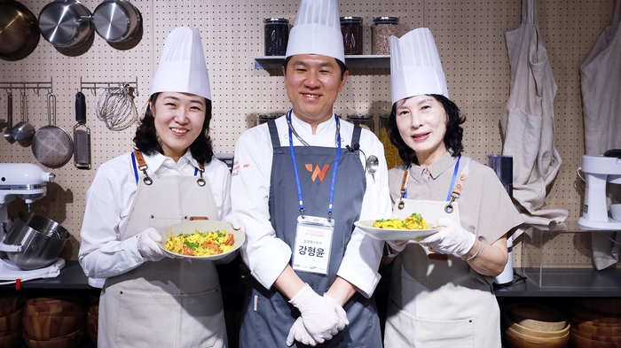 삼성웰스토리 암 치유 건강식단 쿠킹클래스에서 요리한 메뉴를 참석자들이 선보이고 있다.