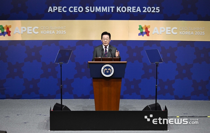 아시아태평양경제협력체(APEC) CEO 서밋이 29일 경북 경주시 경주예술의전당에서 열렸다. 이재명 대통령이 개회식에서 특별연설을 하고 있다.  경주=이동근기자 foto@etnews.com
