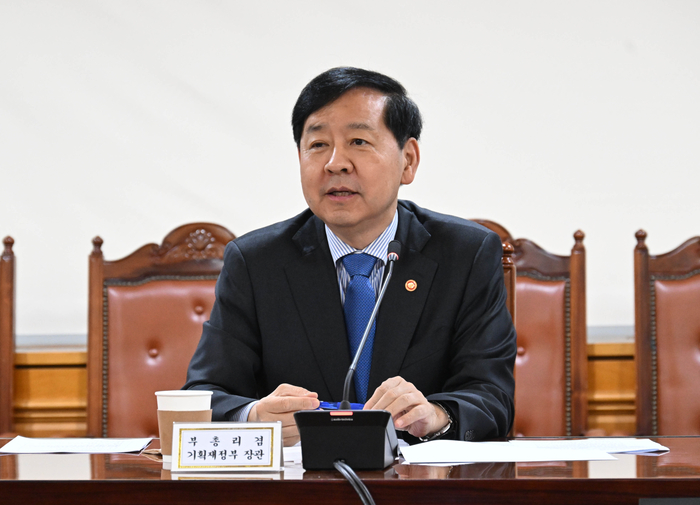 구윤철 부총리, 시장상황점검회의 주재     (서울=연합뉴스) 구윤철 부총리 겸 기획재정부 장관이 24일 서울 중구 은행연합회에서 열린 시장상황점검회의를 주재하고 있다. 2025.10.24 [기획재정부 제공. 재판매 및 DB 금지]     photo@yna.co.kr (끝)