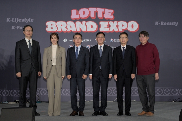 (왼쪽부터) 추광호 한경협중기센터 센터장, 소녀시대 유리, 김재겸 롯데홈쇼핑 대표, 함상욱 주오스트리아 한국대사, 김현철 코트라 유럽지역본부장, 임진홍 주오스트리아 한국문화원장이 지난 23일부터 25일까지 오스트리아 빈에서 열린 롯데 브랜드 엑스포 현장에서 기념 사진을 촬영하고 있다.