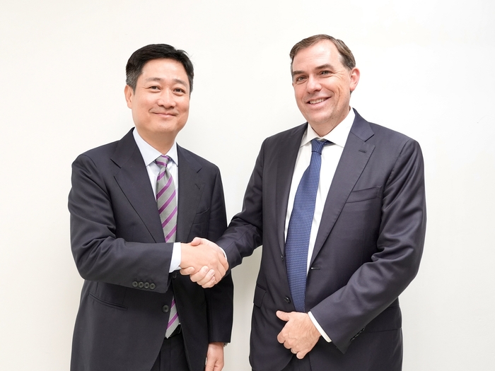 '2025 APEC CEO 서밋' 현장에서 LG유플러스 홍범식 대표(왼쪽)와 AWS 맷 가먼 CEO가 기념촬영을 하는 모습.