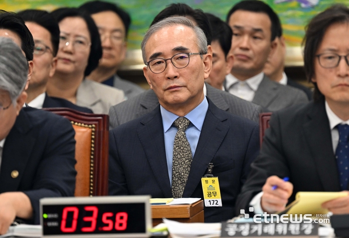 공정거래위원회, 개인정보보호위원회애 대한 국회 정무위원회의 국정감사가 14일 서울 여의도 국회에서 열렸다. 김영섭 KT 대표가 증인으로 출석하고 있다. 김민수기자 mskim@etnews.com