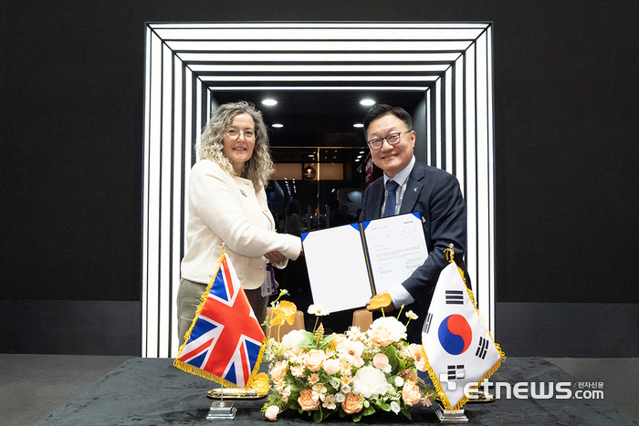 김병권  휴니드 해외사업총괄(오른쪽)과 엠마 모리스(Emma Morris) MBDA  지사장이 MOU 체결 후 기념촬영했다.