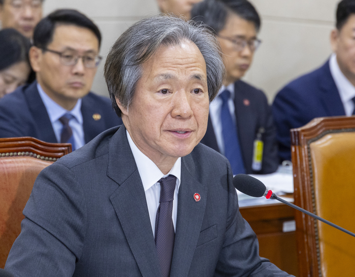 정기석 국민건강보험공단 이사장이 17일 국회 보건복지위에서 열린 2025년도 건강보험공단과 건강보험 심평원에 대한 국정감사에 출석해 의원 질의에 답하고 있다. 연합뉴스.