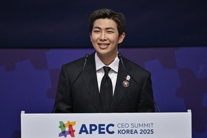 BTS RM이 29일 열린 APEC CEO 서밋에서 연설하고 있다. (사진=AFP)