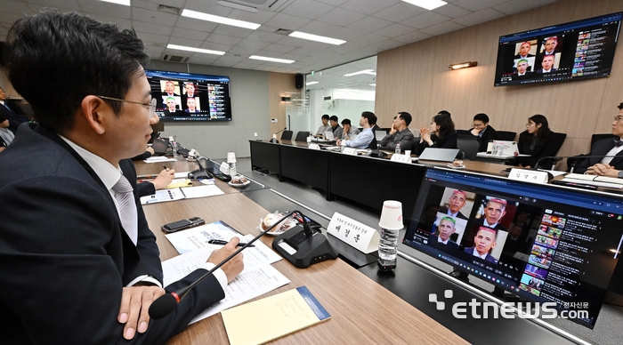 AI 안전·신뢰 확보를 위한 산·학·연 전문가 간담회가 23일 경기 성남시 인공지능안전연구소에서 열렸다. 배경훈 부총리 겸 과학기술정보통신부 장관이 딥페이크 탐지 시연을 살펴보고 있다. 이동근기자 foto@etnews.com