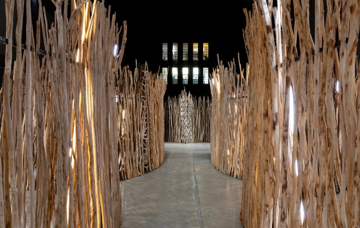 '현대 커미션: 마렛 안네 사라: Goavve-Geabbi' 전시 전경.Photo (C) Tate (Sonal Bakrania)