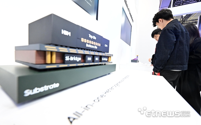 제27회 반도체대전이 22일 서울 강남구 코엑스에서 열렸다. 참관객이 삼성전자의 반도체 패키징 기술을 살펴보고 있다. 이동근기자 foto@etnews.com
