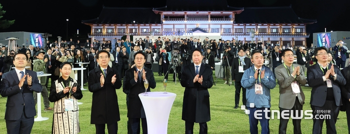 APEC CEO 서밋 환영만찬이 28일 경북 경주시 화랑마을 어울마당에서 열렸다. 김민석 국무총리와 최태원 대한상의 회장 등 참석자들이 개회를 축하하며 박수치고 있다.
〈대한상의 제공〉
