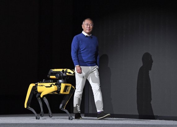 정의선 회장이 'CES 2022'에서 현대차 로보틱스 비전을 발표하기 위해 로봇개 '스팟'과 함께 무대에 오르고 있다.