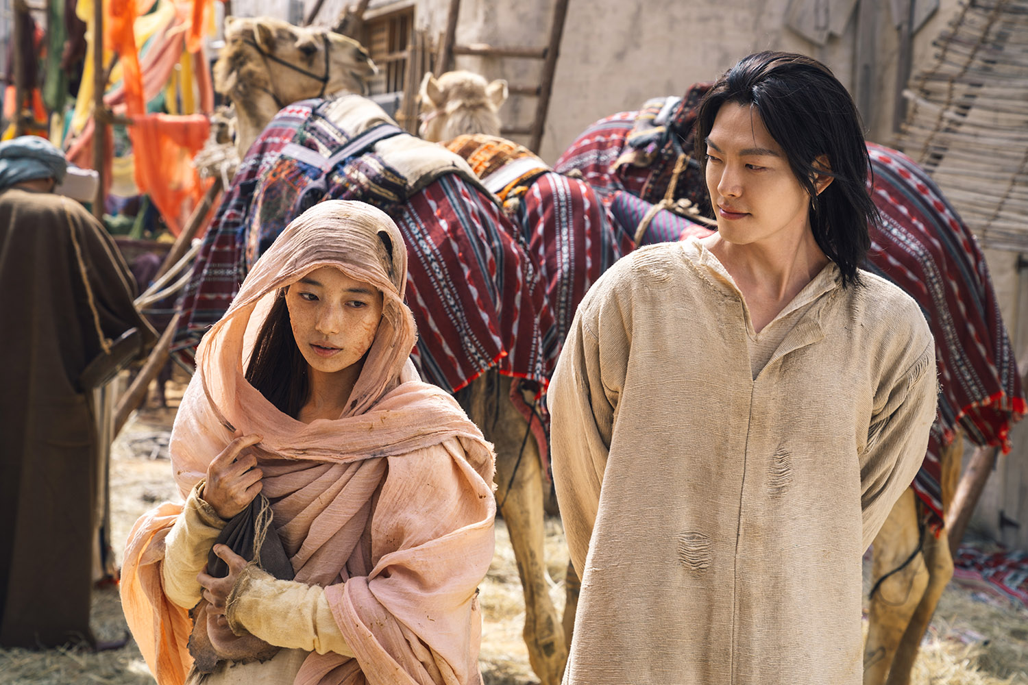 '다 이루어질지니'의 한 장면. 전생의 인연으로 얽힌 극 중 기가영(왼쪽)과 이블리스. 사진제공=넷플릭스