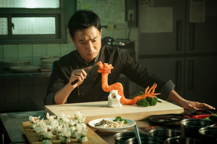맛집 셰프를 꿈꾸며 보스 자리를 양보하는 순태를 연기한 배우 조우진. 사진제공=하이브미디어코프
