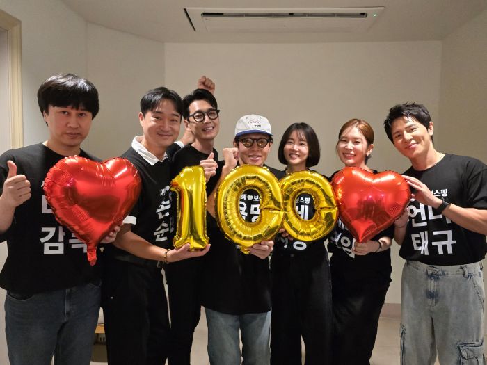 영화 '보스'의 주역들이 7일 100만 관객 돌파를 자축하고 있다. 사진제공=하이코프미디어