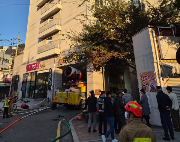 29일 오전 창원시 마산합포구 부림동 한 오피스텔에 불이 나 소방당국이 진화 중이다. 사진 제공=창원소방본부