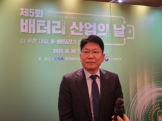 김동명 LG에너지솔루션 대표이사 사장이 30일 서울 강남구 조선팰리스 호텔에서 취재진의 질의에 답하고 있다. 사진=노해철 기자