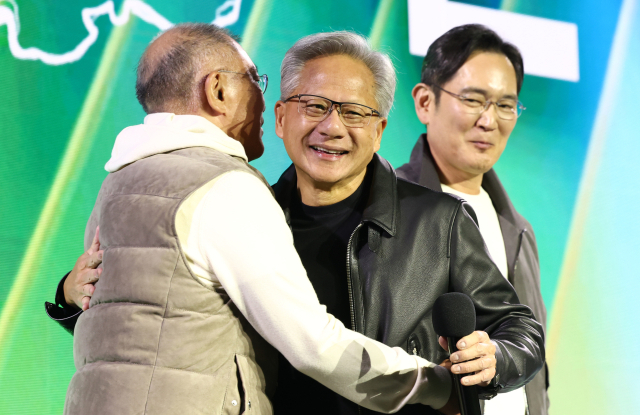 젠슨 황(가운데) 엔비디아 최고경영자와 이재용 삼성전자 회장, 정의선 현대차그룹 회장이 30일 서울 코엑스에서 열린 엔비디아의 그래픽카드(GPU) '지포스' 출시 25주년 행사에 참석해 있다. 공동취재