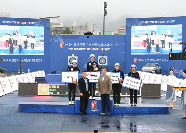 장재훈 현대차그룹 부회장(사진 앞줄 오른쪽)이 3일 현대자동차 정몽구배 한국양궁대회 2025 여자 리커브 수상자들과 시상식 후 기념촬영을 하고 있다. 사진 제공=현대차