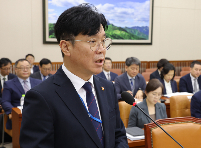 김영훈 고용노동부 장관이 15일 국회 기후에너지환경노동위원회에서 열린 2025년도 고용노동부에 대한 국정감사에 출석해 업무보고를 하고 있다. 연합뉴스