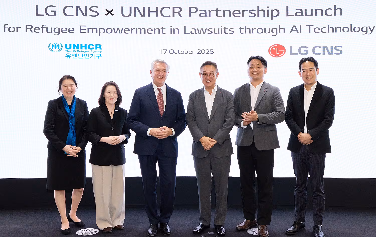 현신균 LG CNS CEO(사장, 오른쪽 세번째)과 필리포 그란디 유엔난민기구 최고대표(왼쪽 세번째)가 파트너십 체결식에서 사진촬영하는 모습./LG CNS 제공