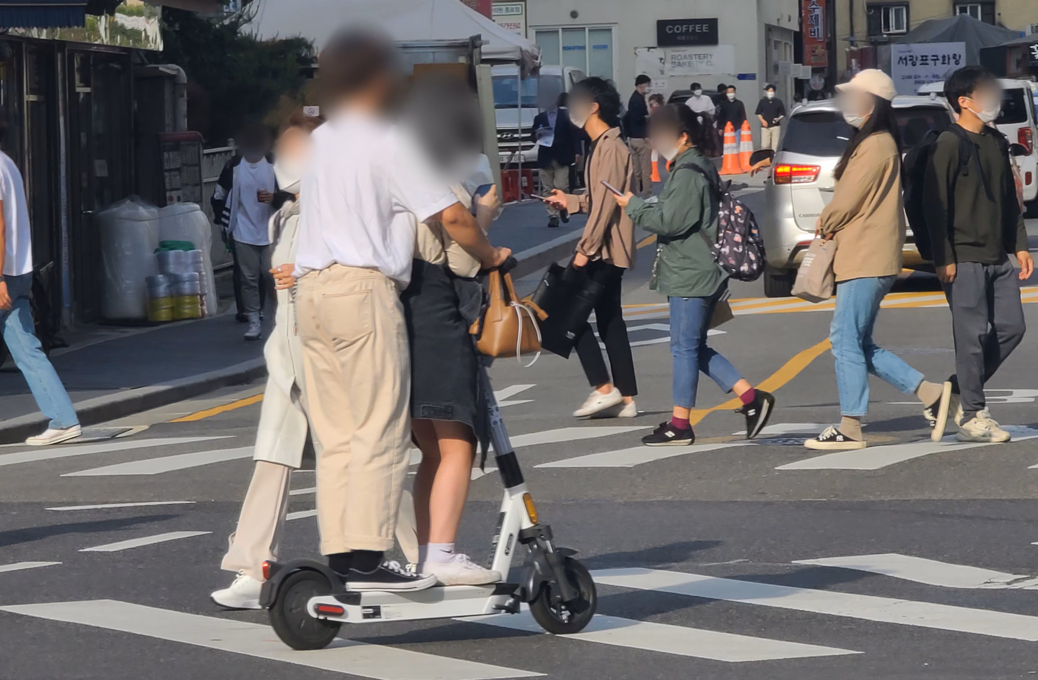 2명이 동승한 전동 킥보드. 해당 기사 내용과는 무관. /뉴스1