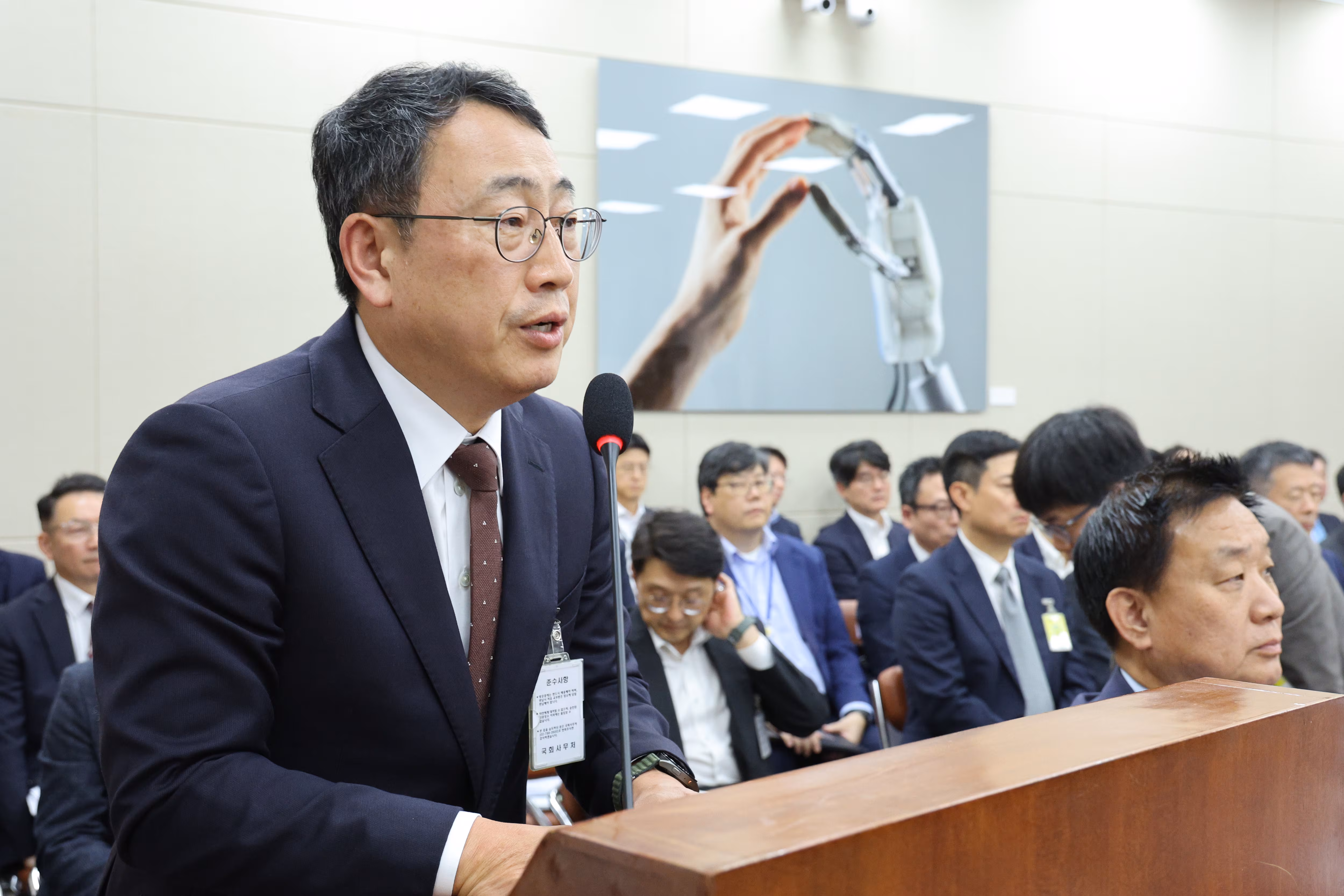 유영상 SK텔레콤 대표가 21일 서울 여의도 국회 과학기술정보방송통신위원회에서 열린 정보통신산업진흥원 등에 대한 국정감사에서 의원 질의에 답변하고 있다. /뉴스1