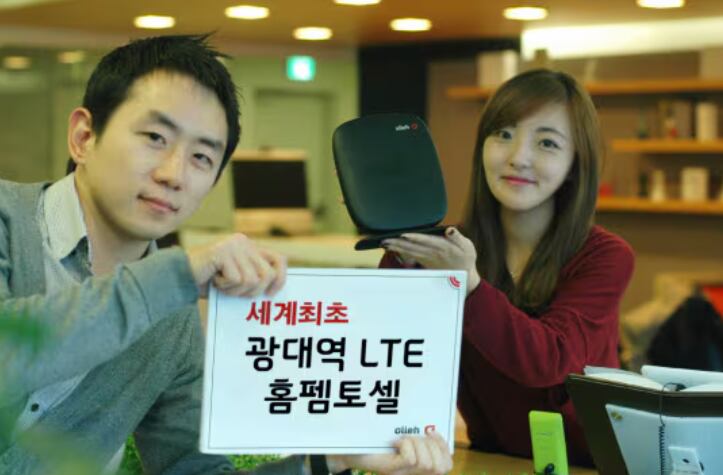 KT가 2013년 11월 광대역 LTE 홈펨토셀을 개발해 상용 구축에 나섰다./KT