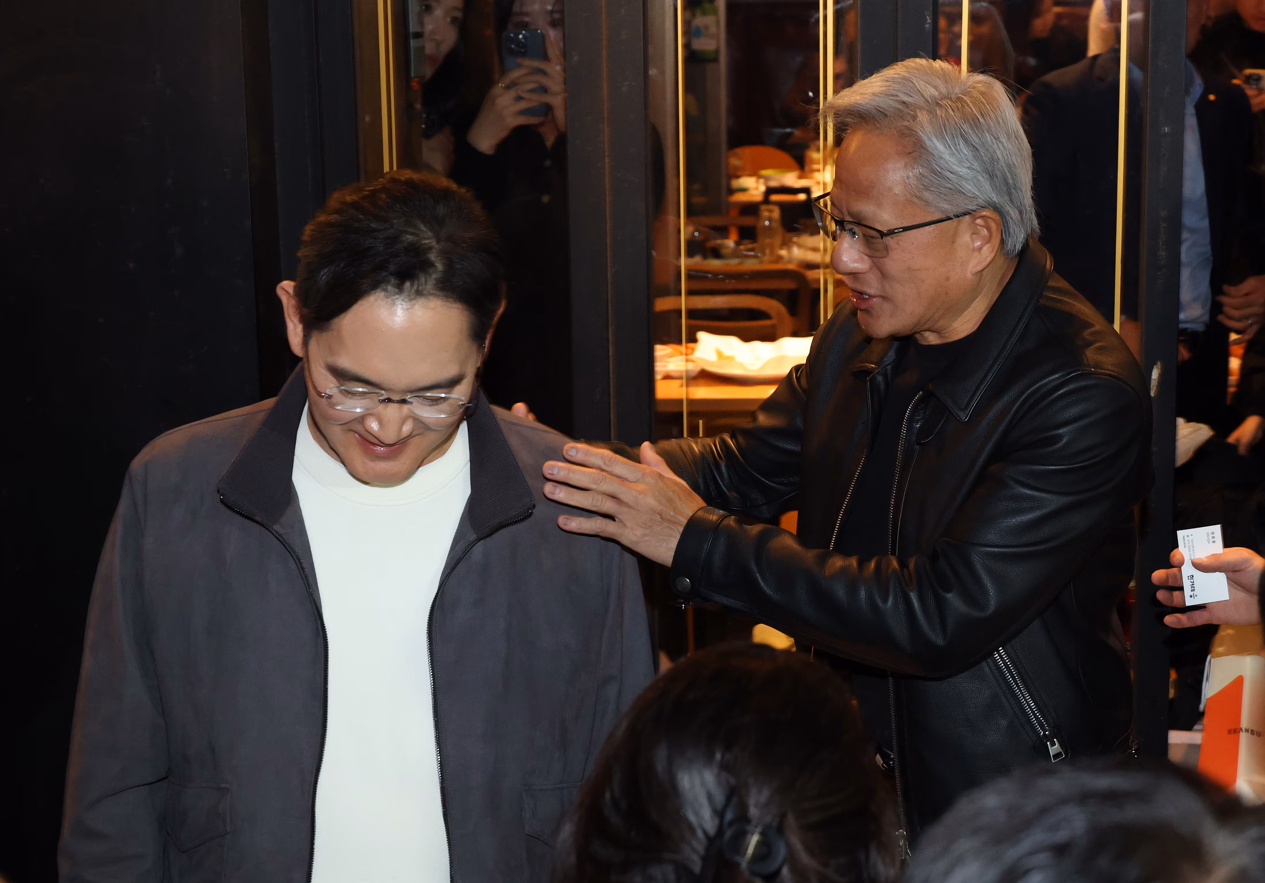젠슨 황 엔비디아 CEO가 30일 서울 강남구 깐부치킨 삼성점에서 이재용 삼성전자 회장, 정의선 현대차그룹 회장과 함께 '치맥' 회동 후 나서고 있다./뉴스1