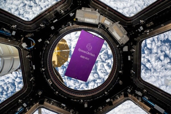 ISS 쿠폴라 위에 떠있는 스페이스린텍 우주의약 연구 모듈 ‘BEE-PC1’. / NASA
