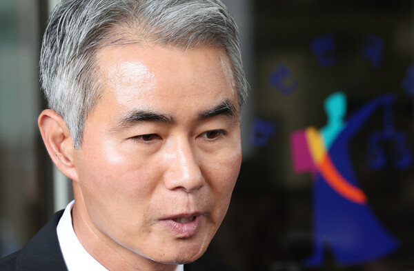  '위믹스'(WEMIX) 유통량 조작 의혹 혐의로 불구속기소 된 장현국 전 위메이드 대표이사가 7월 15일 오후 서울 양천구 서울남부지법에서 열린 자본시장법 위반 1심 선고 공판에서 무죄를 선고받은 후 취재진의 질의에 답변하고 있다. / 뉴스1