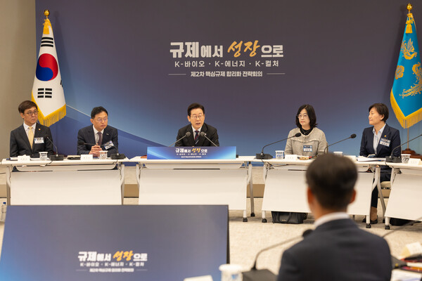 이재명 대통령이 16일 서울 용산 대통령실 청사에서 열린 제2차 핵심규제 합리화 전략회의에서 발언하고 있다. / 대통령실 제공
