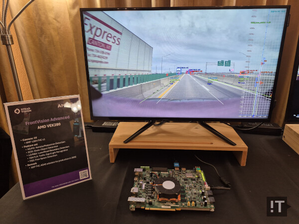 스트라드비젼이 CES 2025서 선보인 AMD 버설 AI 엣지 기반 차량용 주행보조시스템 데모 / 권용만 기자