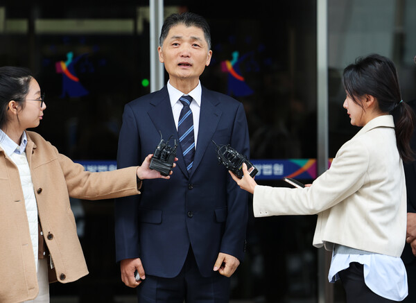 김범수 카카오 창업자가 10월 21일 서울 양천구 서울남부지방법원에서 열린 자본시장법 위반 1심 선고 공판에서 무죄를 선고받은 후 심경을 밝히고 있다. / 뉴스1